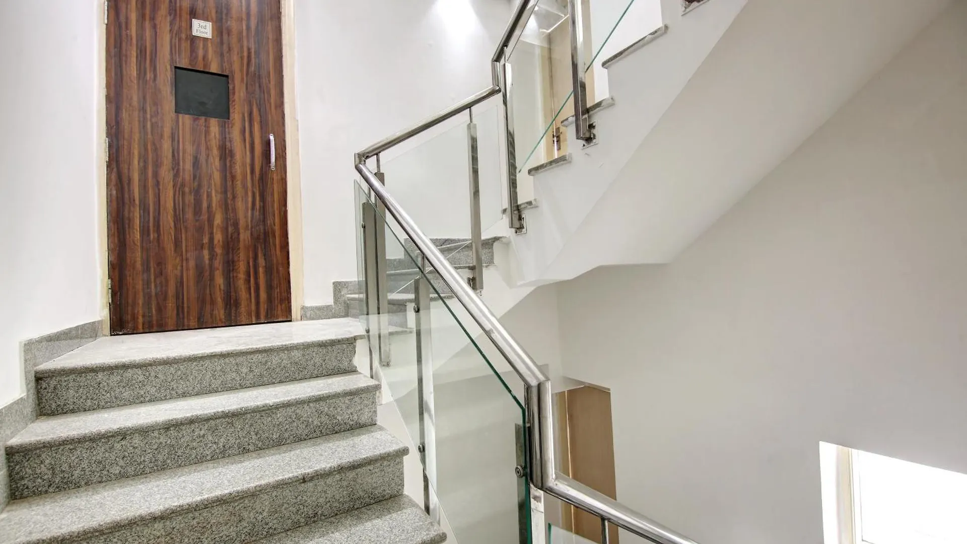 Limewood Stay - Unitech Cyber Park グルガウン
